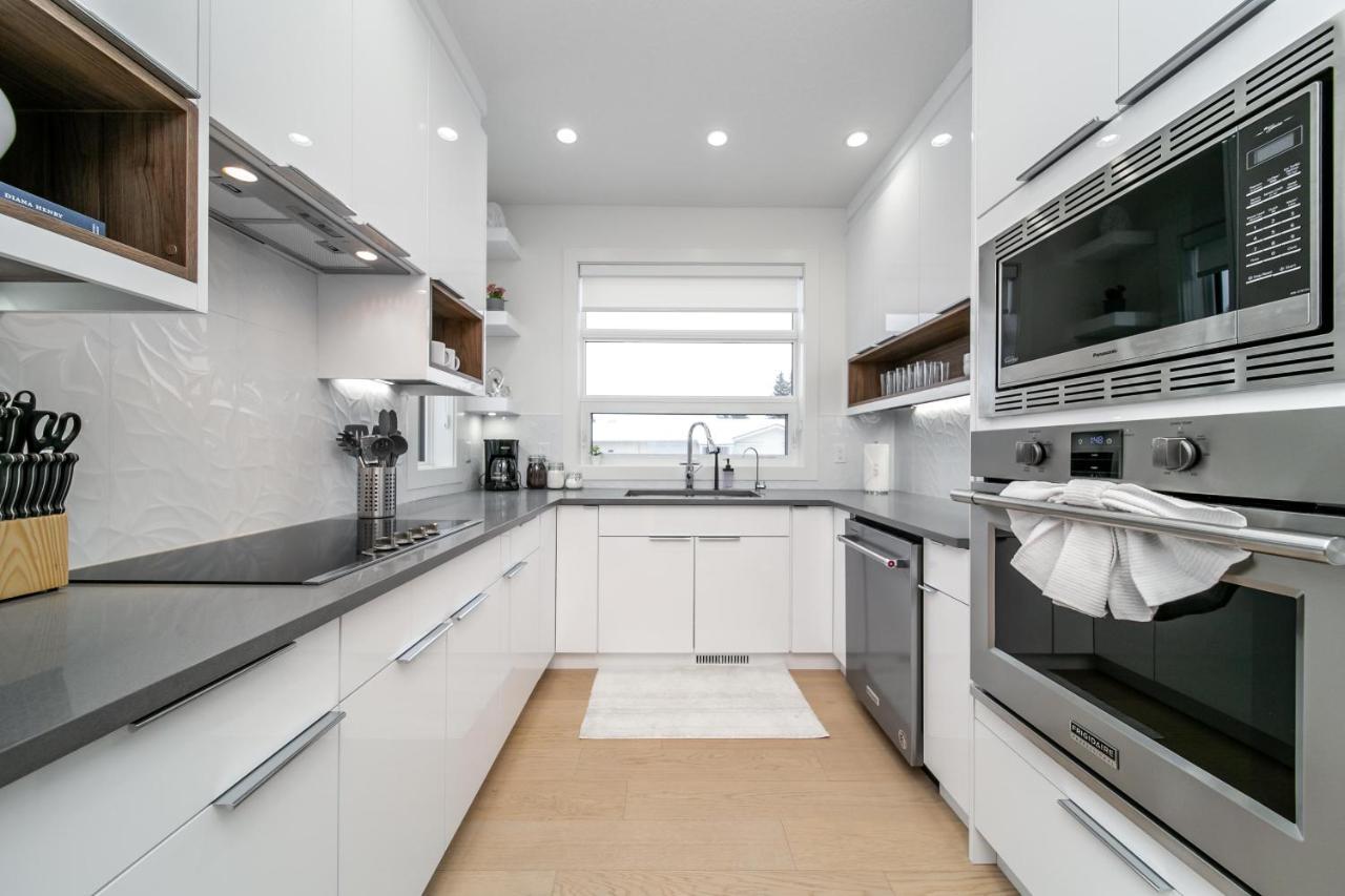 Bright Modern Home - King Bed - Free Parking - Fireplace - Fast Wi-Fi - Free Netflix เอดมันตัน ภายนอก รูปภาพ