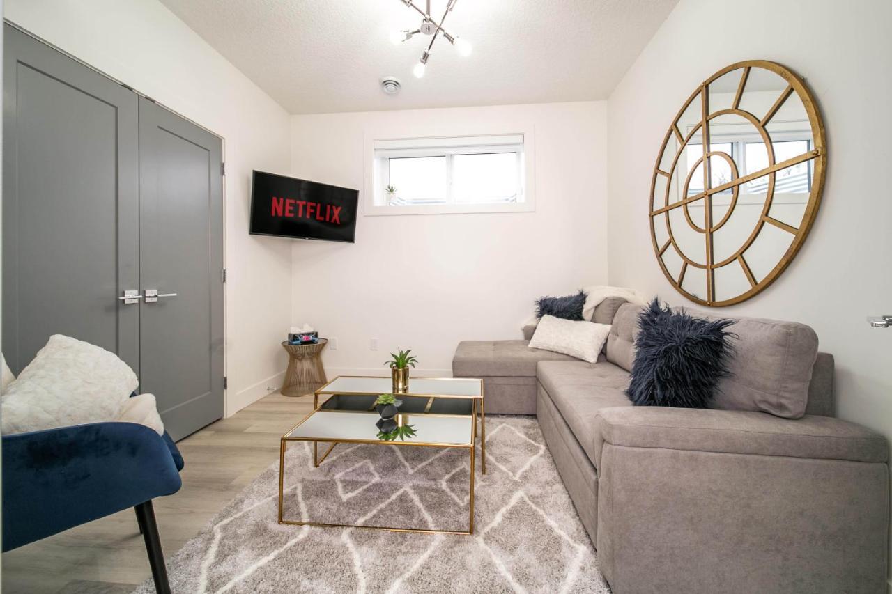 Bright Modern Home - King Bed - Free Parking - Fireplace - Fast Wi-Fi - Free Netflix เอดมันตัน ภายนอก รูปภาพ